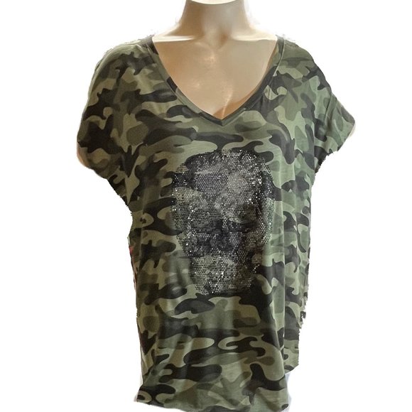 ROCK & REPUBLIC CAMO TSHIRT WITH SKILL IN STUDS NWT SZ M - Picture 1 of 6